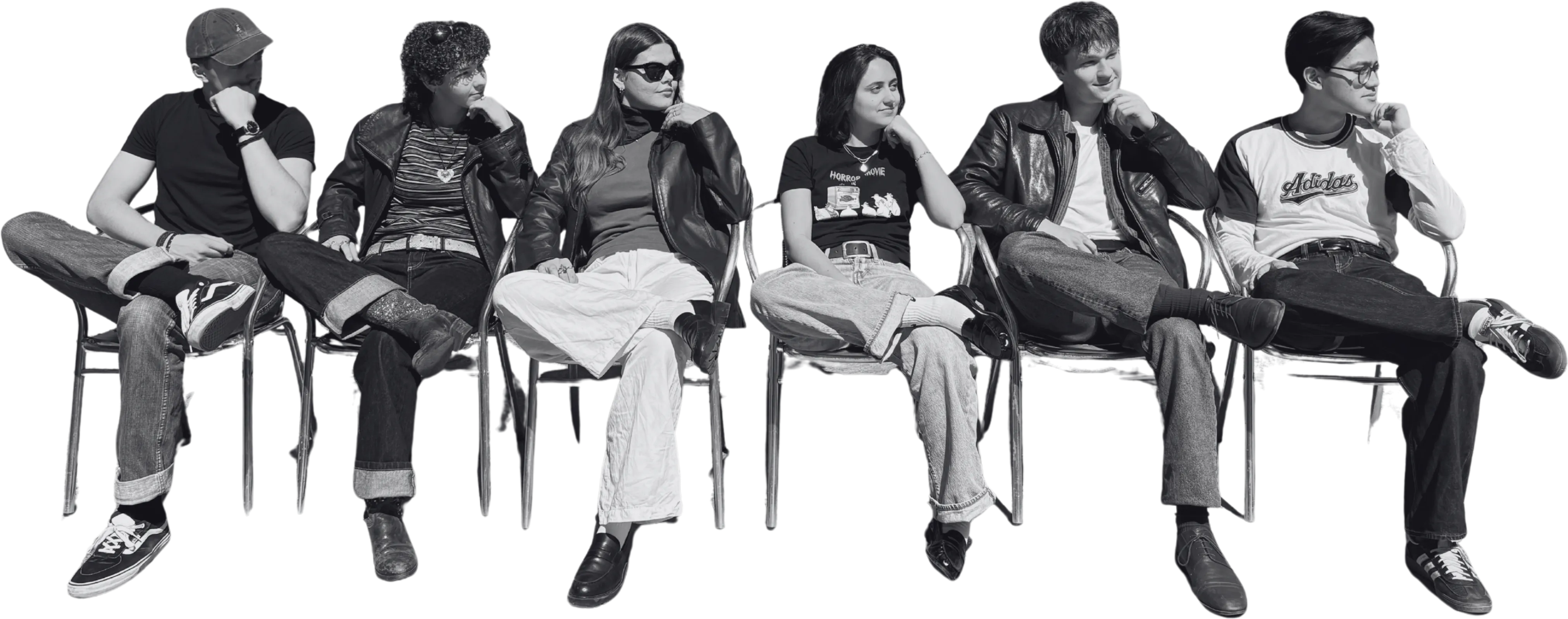 Nathan, Emilia, Anahi, Lou-Anna, David und Tom sitzen nebeneinander auf Metallstühlen