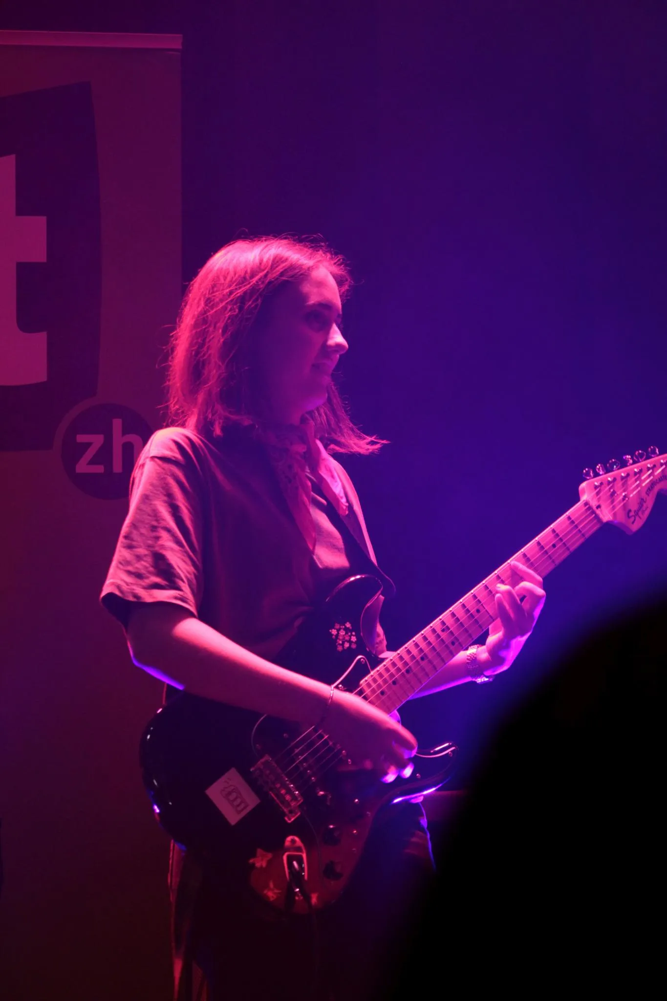 Lou-Anna an der E-Gitarre im violetten Licht