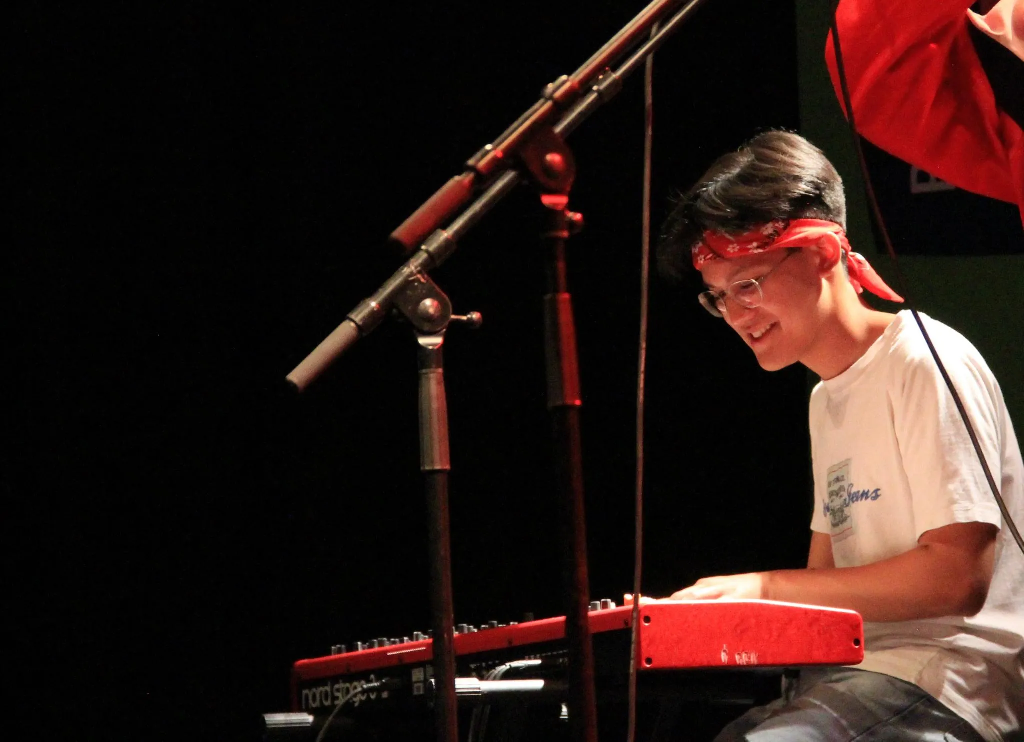 Tom am roten Keyboard, mit rotem Bandana